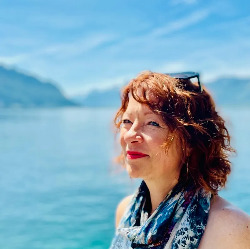 Portrait de Vanessa Pasche, souriante, au bord du lac